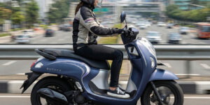 Motor, Honda Scoopy, Otomotif, Motor Matic, Tips Berkendara, Perjalanan Harian, Motor Irit, Motor Perkotaan, Review Motor, Scooter Retro, Mobilitas Harian, Perjalanan Santai, Riding Santai, Jalan Perkotaan, Lifestyle, City Riding, Stylish Riding, Motor Retro, Anak Muda