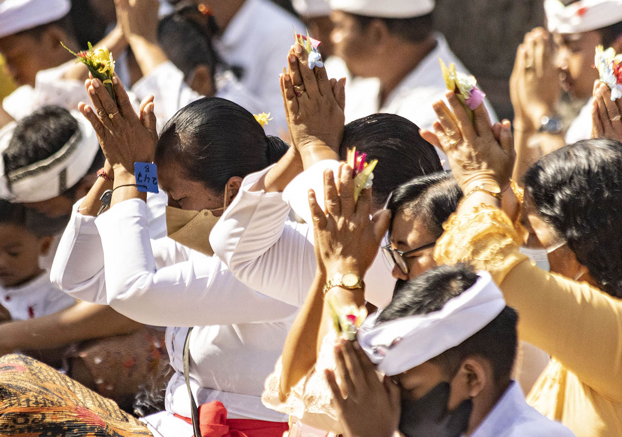 Temukan 30 ucapan Selamat Hari Raya Nyepi yang penuh makna, doa, dan kedamaian. Cocok dibagikan kepada keluarga, teman, maupun di media sosial.