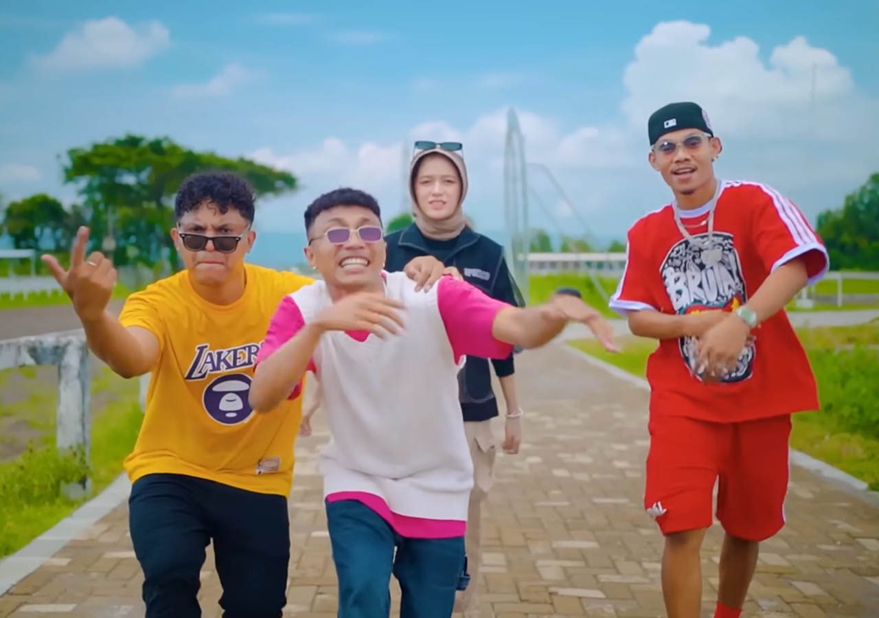 Tabola Bale, Silet Open Up, mengenal lagu tabola bale, lirik tabola bale, tabola bale lirik, lirik lagu tabola bale, lagu tabola bale, chord tabola bale, tabola bale chord,